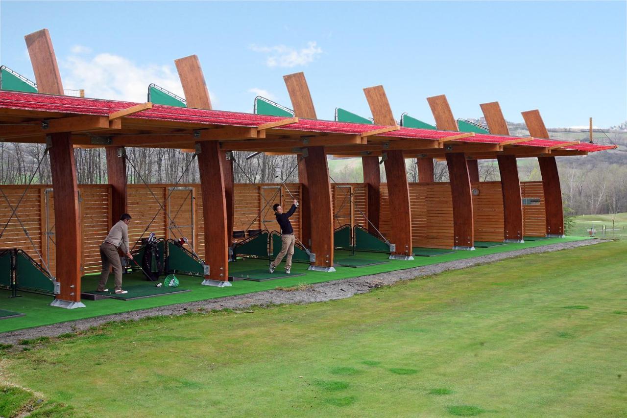 Готель Golf Valcurone Momperone Екстер'єр фото