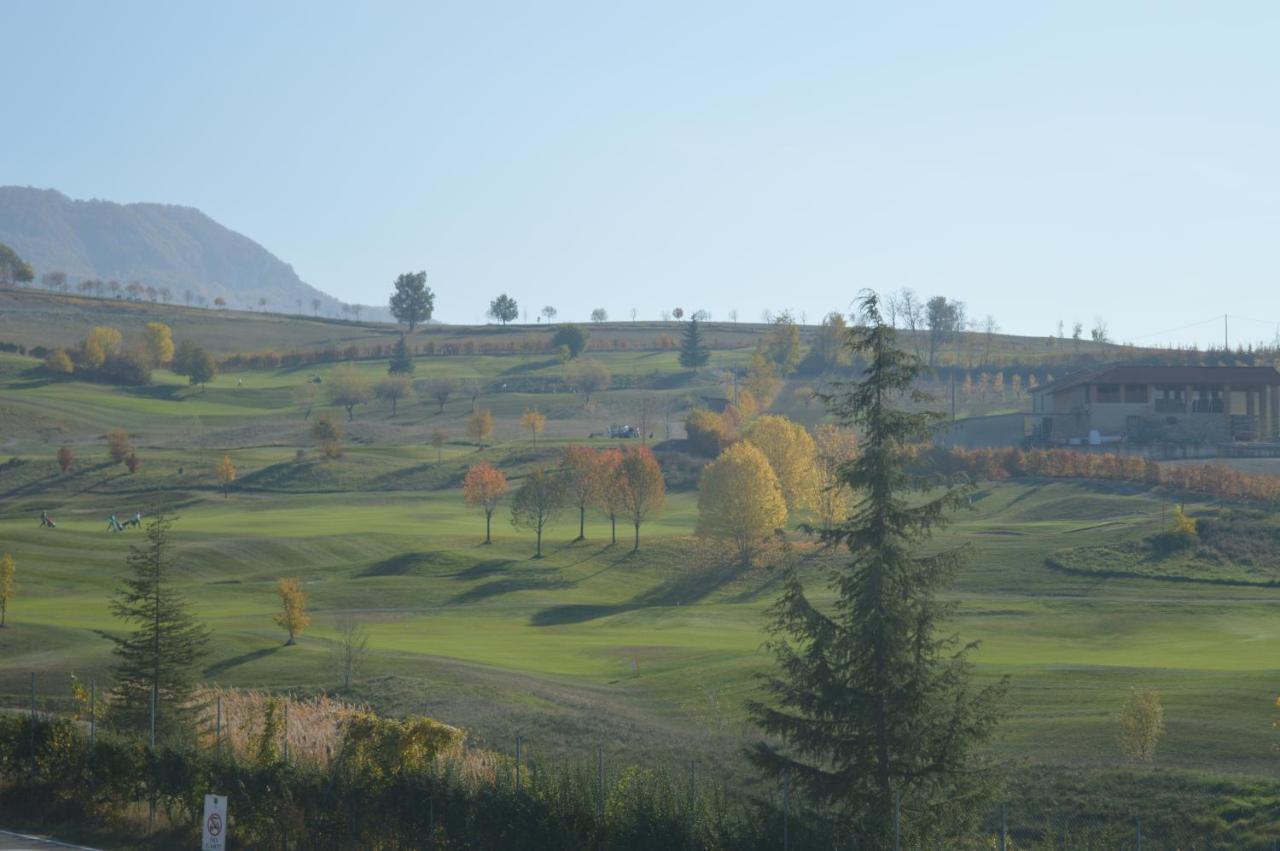 Готель Golf Valcurone Momperone Екстер'єр фото