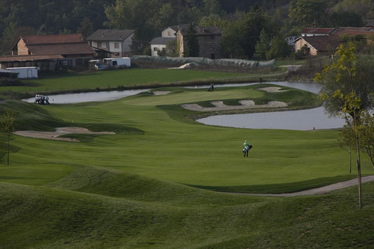 Готель Golf Valcurone Momperone Екстер'єр фото